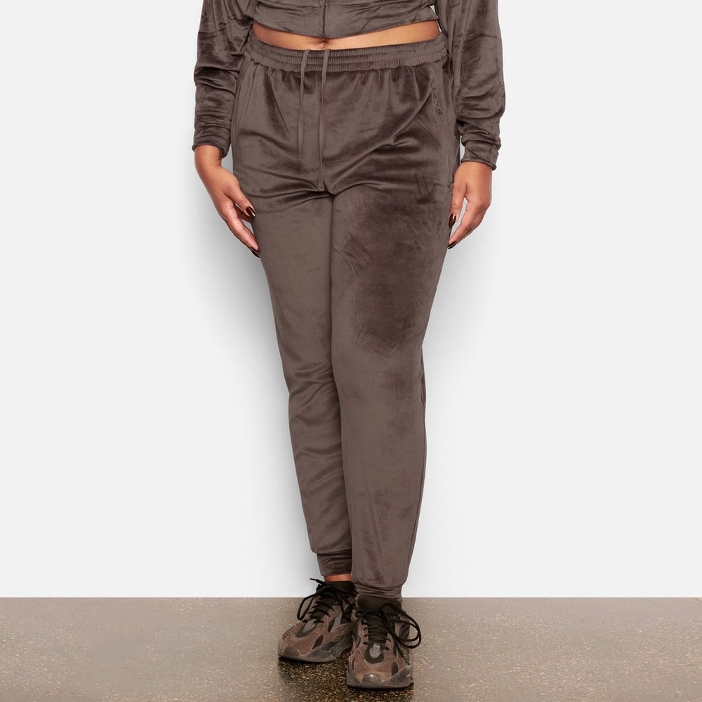 SKIMS VELOUR JOGGER color: AMETHYST